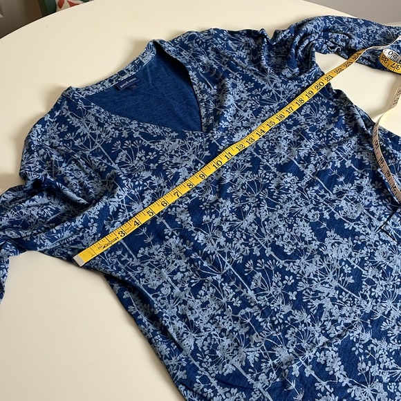 Pure Jill Indigo V-Neck Blue top with flower print and front pocket- Large - Picture 7 of 12